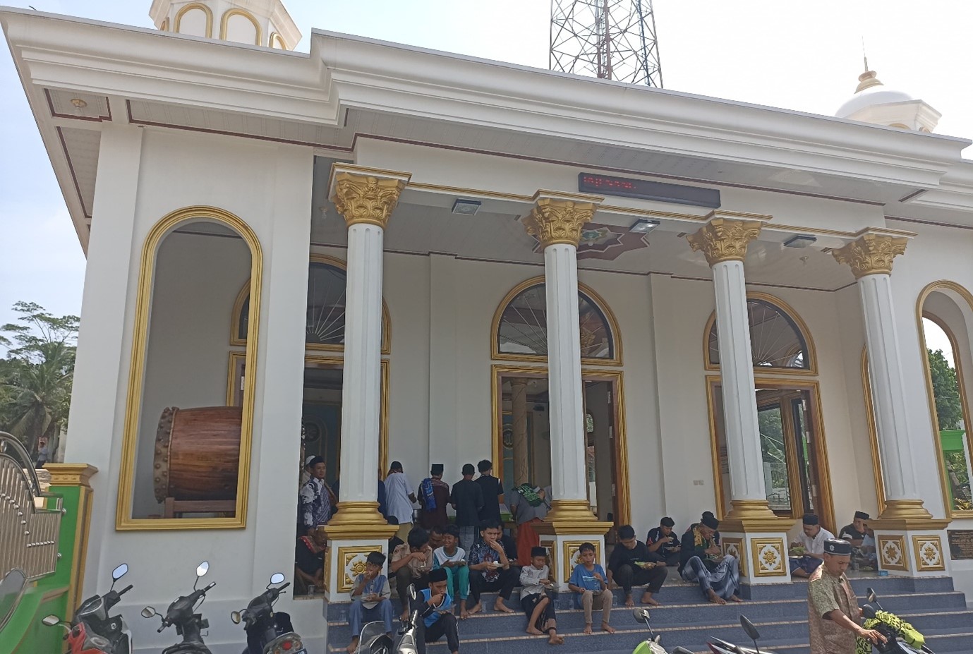 Jumat Berkah Prasmanan Masjid Jami' Al Huda 5 Boja: Menebar Kebaikan Lewat Makanan Jumat Berkah Prasmanan Masjid Jami' Al Huda 5 Boja: Menebar Kebaikan Lewat Makanan