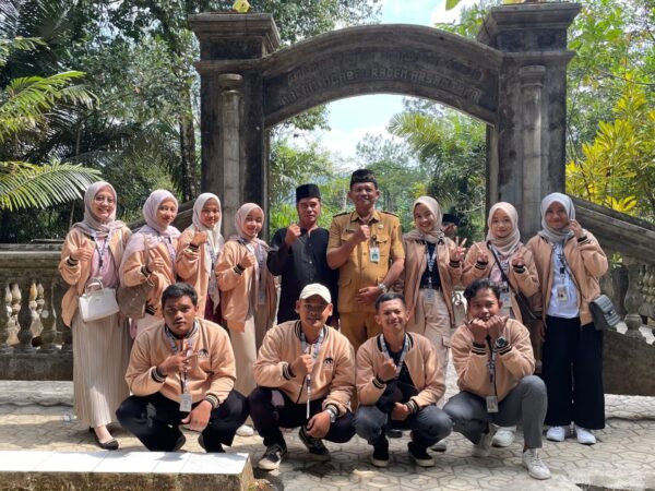 Tradisi Pasir Pari: Mahasiswa KKN UNUGHA Ikut Berpartisipasi