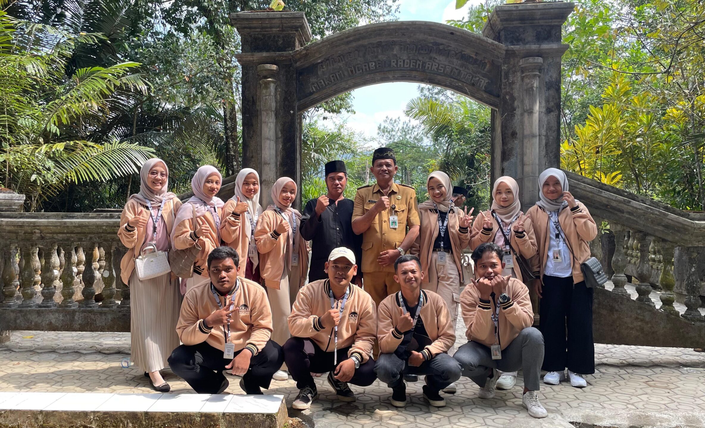 Tradisi Pasir Pari: Mahasiswa KKN UNUGHA Ikut Berpartisipasi